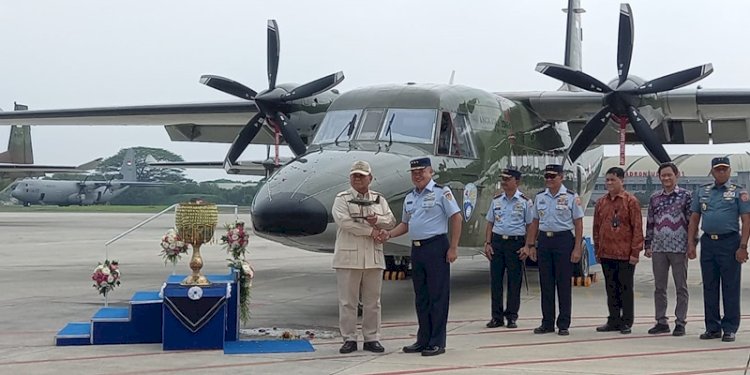 Menteri Pertahanan RI Prabowo Subianto menyerahkan pesawat jenis NC-212i kepada TNI Angkatan Udara (AU) di Landasan Udara Halim Perdanakusuma, Makasar, Jakarta Timur, Selasa (12/12)/RMOL