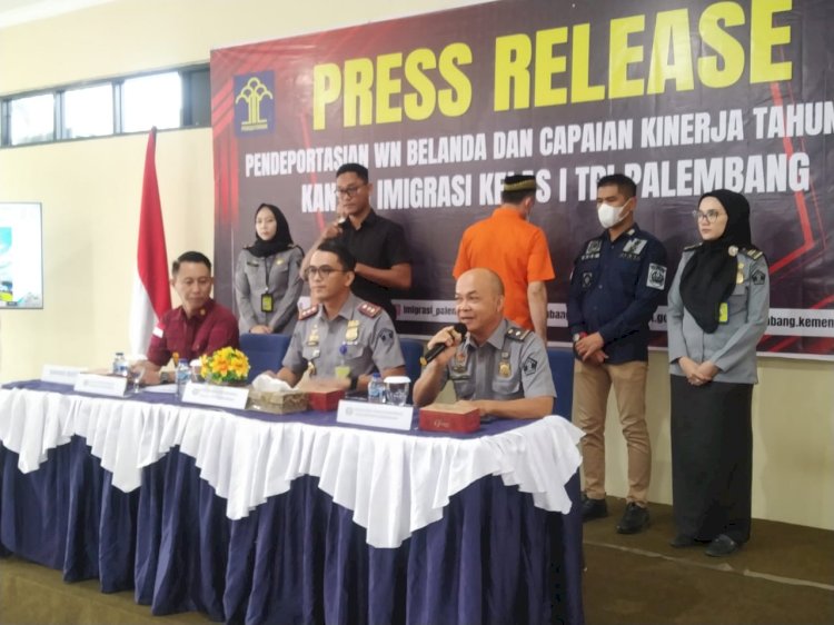  Kantor Imigrasi Klas I Palembang melakukan press rilis terkait deportasi warga Belanda yang kedapatan jual kebab. (Denny Pratama/RMOLSumsel.id)