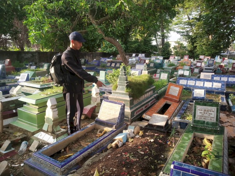 Fikriansyah (29) menujukkan kijing makam orangtuanya yang telah hilang dicuri. (Denny Pratama/RMOLSumsel.id)