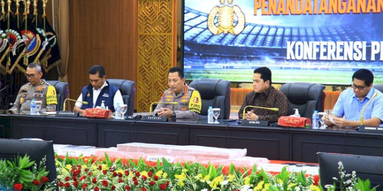 Kapolri Jenderal Listyo Sigit Prabowo dan Ketua Umum PSSI, Erick Thohir, saat konferensi pers Satgas Anti Mafia Bola, di Mabes Polri, Jakarta Selatan, Rabu (13/12)/Ist