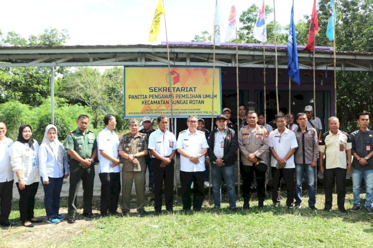 Penjabat (Pj) Bupati Muara Enim, Ahmad Rizali saat meninjau Sekretariat PPK dan Panwascam di 4 Kecamatan yang termasuk dalam Daerah Pemilihan (Dapil) 3 Muara Enim yakni Kecamatan Muara Belida, Gelumbang, Sungai Rotan dan Kelekar, Rabu (13/12). (ist/RMOLSumsel.id)