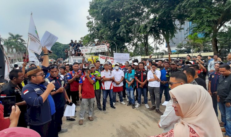 Ratusan pengemudi atau sopir angkutan barang yang tergabung dalam Laskar Perjuangan Pengemudi Sumatera Selatan melakukan aksi damai di gedung DPRD provinsi Sumsel/Foto:Fauzi