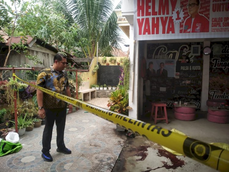 Kasat Reskrim Polrestabes Palembang AKBP Haris Dinzah saat melihat TKP penikaman.(Denny Pratama/RMOLSumsel.id)