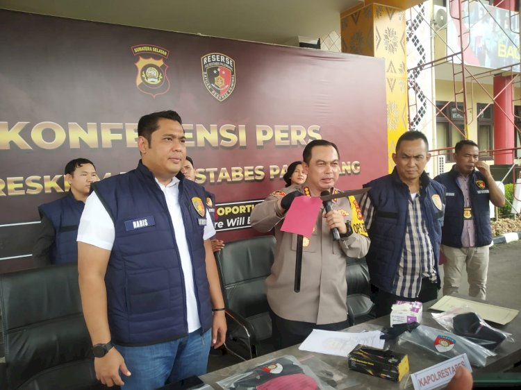 Kapolrestabes Palembang Kombes Pol Harryo Sugihhartono didampingi Kasat Reskrim AKBP Haris Dinzah saat menggelar konferensi pers kasus penyerangan calon pengantin. (ist/rmolsumsel.id)