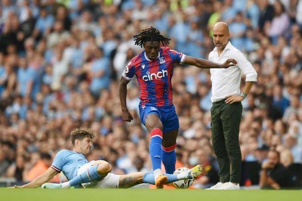 Pemain Crystal Palace mecoba melewati hadangan pemain Manchester City/net