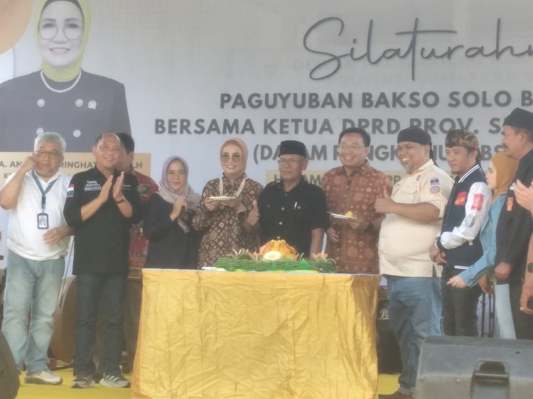 Suasana pemotongan tumpeng  oleh Paguyuban Bakso Solo Berseri (PBSB)  dalam rangka memperingati hari ulang tahun Paguyuban Bakso Solo Berseri (PBSB) yang ke 32 tahun di Halaman Kantor DPRD Provinsi Sumsel, Minggu (17/12).(Dudy Oskandar/rmolsumsel.id)