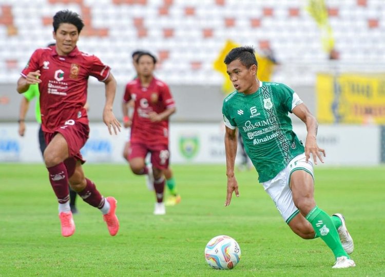 Pemain PSMS Medan Nico Malau melewati hadangan pemain Sriwijaya FC/Foto:IG PSMS