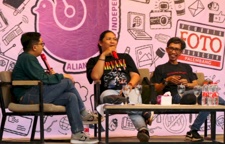 Fotografer anggota PFI Palembang penerima anugerah di ajang World Press Photo 2022, Abriansyah Liberto (tengah) bersama fotografer senior Mushaful Imam (kanan) saat mengisi sharing session di Festival Media AJI Palembang 2023/ist