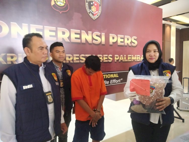 Tersangka PY saat berada di Polrestabes Palembang. (Denny Pratama/RMOLSumsel.id)