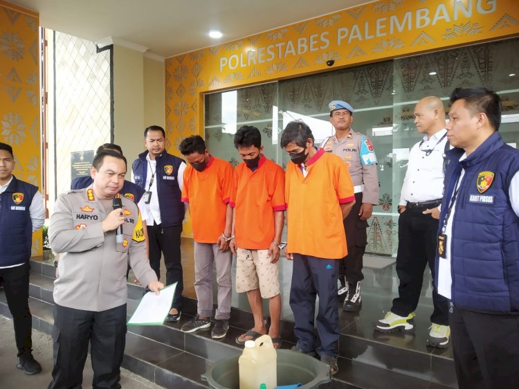 Unit Pidana Khusus (Pidsus) Satreskrim Polrestabes Palembang meringkus tiga pelaku penimbunan bahan bakar minyak (BBM) jenis bio solar. (Denny Pratama/RMOLSumsel.id)