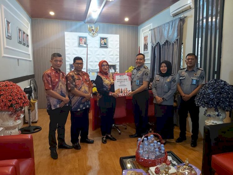 Kepala Kantor Wilayah  Kementerian Hukum dan HAM Sumsel, Ilham Djaya beserta Jajaran memberikan Penghargaan Kabupaten/Kota peduli HAM