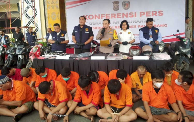 Kapolrestabes Palembang Kombes Pol Harryo Sugihhartono didampingi Kasat Reskrim AKBP Haris Dinzah bersama kanit reskrim polsek jajaran menggelar pers rilis di Polrestabes Palembang/Foto: Deny Pratama