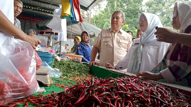Cek ketersedian dan harga bahan pangan, Pj Bupati Muara Enim, Ahmad Rizali gelar Sidak di pasar Inpres Muara Enim. (Noviansyah/rmolsumsel.id)