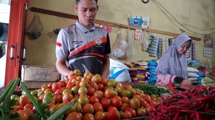 Pedagang tomat di Pasar Inpres Muara Enim. (ist/rmolsumsel.id) 