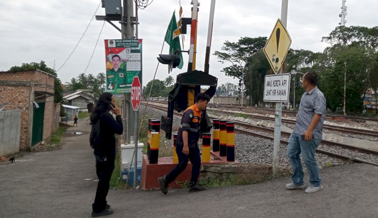 APK yang terpasang di pintu perlintasan Kereta Api di Muara Enim/Foto:Noviansyah