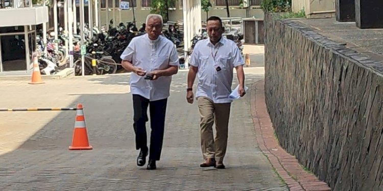 Pengusaha Tirta Juwana Darmadji alias Alex Tirta bersama pengawalnya tiba di Gedung Komisi Pemberantasan Korupsi (KPK), Jalan HR Rasuna Said Kav C1, Setiabudi, Jakarta Selatan/RMOL