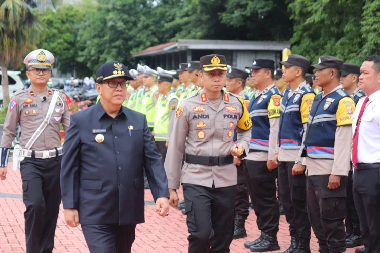 Pj Bupati Muara Enim, Ahmad Rizali bersama Kapolres Muara Enim AKBP Andi Supriadi pantau kesiapan personel pengamanan Nataru. (Noviansyah/rmolsumsel.id)
