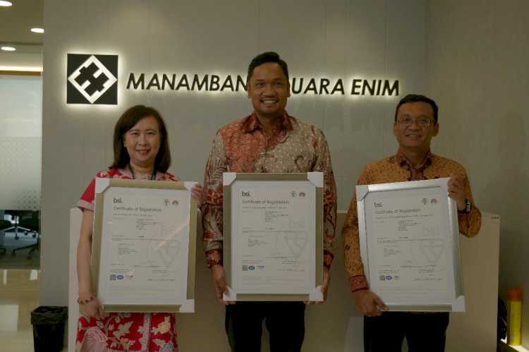 PT British Standards Institution (BSI) Group Indonesia serahkan sertifikat ISO kepada PT Manambang Muara Enim (MME) (ist/rmolsumsel.id).