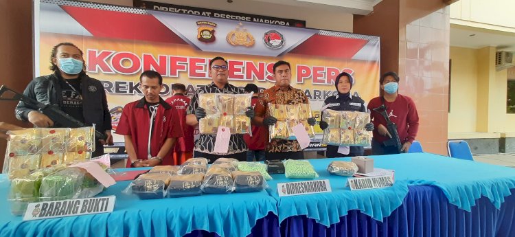 Direktur Reserse Narkoba Polda Sumsel Kombes Pol Dolifar Manurung menunjukkan barang bukti sabu seberat 23,7 kilogram dari tersangka Febry alias Fadly. (Fauzi/RMOLSumsel.id)