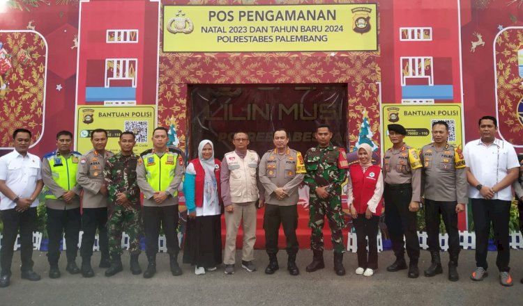 Kapolrestabes Palembang Kombes Pol Harryo Sugihhartono didampingi pejabat utama (PJU) mengecek kesiapan pos pengamanan hari raya Natal dan Tahun Baru 2024/ist