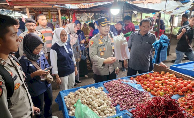 Pemerintah Kabupaten (Pemkab) OKU Timur menggelar inspeksi mendadak (sidak) stok dan harga kebutuhan pokok di Pasar Martapura/Foto:RMOL