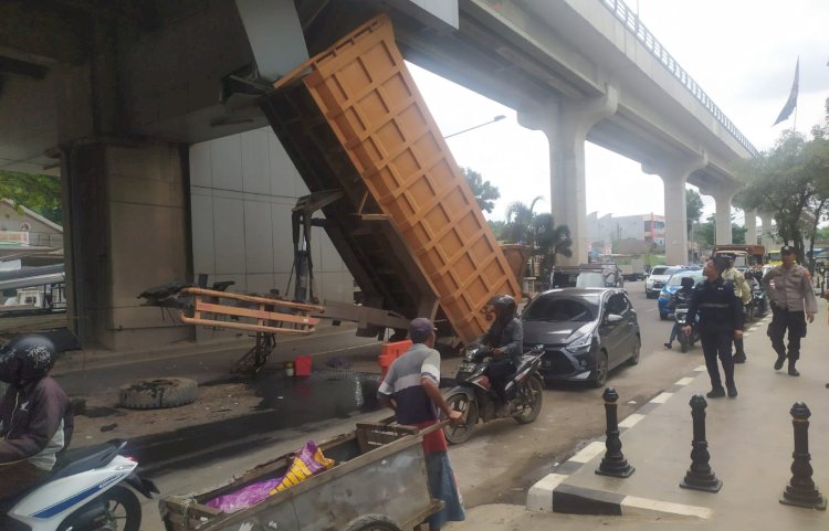 Sebuah mobil dump truk mengalami insiden hingga menyebabkan kemacetan arus lalu lintas di depan asrama haji, Palembang/Foto:Fauzi
