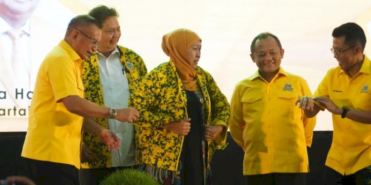 Partai Golkar resmi menyerahkan surat rekomendasi calon gubernur Jawa Timur untuk Khofifah Indar Parawansa/Ist