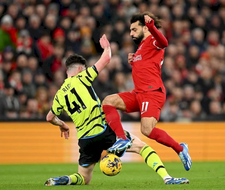 Penyerang Liverpool Mohammed Salah melewati hadangan Declan Rice dalam bigmatch di Anfield Stadium/net