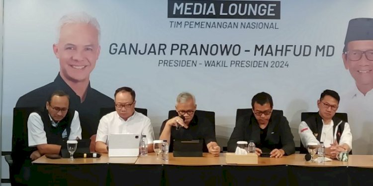 Politikus PDIP Aria Bima (sedang memegang mikropon) saat jumpa pers di Media Center TPN Ganjar-Mahfud, Menteng, Jakarta Pusat, Sabtu (23/12)/RMOL