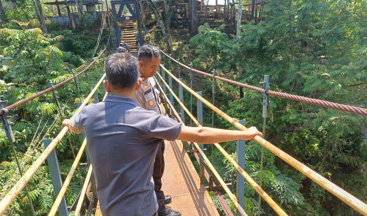 Petugas mengecek kondisi jembatan gantung di objek wisata Air Terjun Temam Lubuklinggau yang akan dilintasi pengunjung/ist