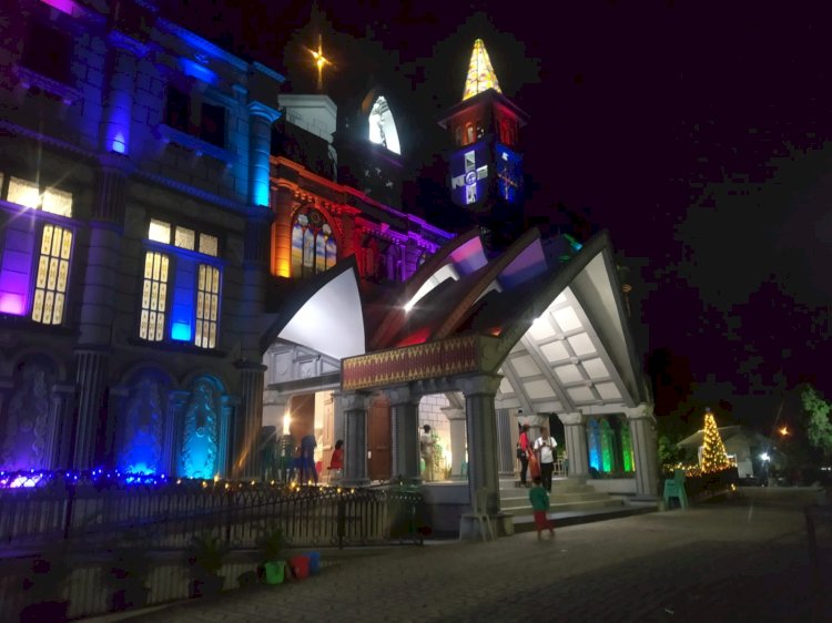 Suasana Gereja Katedral Santa Maria Palembang saat malam misa nata/Foto: Deny Pratamal