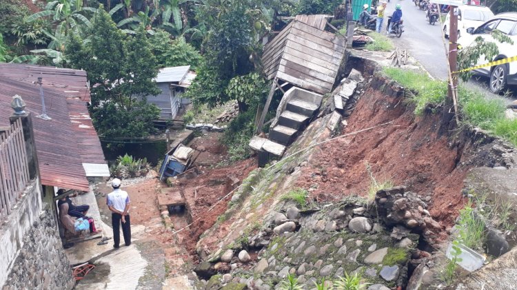 Longsor yang berada di Jalan Patimura, RT 10, Kelurahan Dempo, Kecamatan Lubuklinggau Timur II , kota Lubuklinggau menyebabkan satu unit bangunan roboh. (Malik/RMOLSumsel.id)