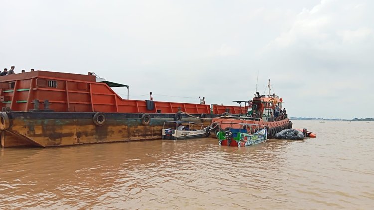 Personel Rescuer Basarnas Palembang saat melakukan pencarian terhadap nahkoda kapal yang tenggelam di perairan Sungai Musi Palembang. (Dok. Humas Basarnas Palembang)
