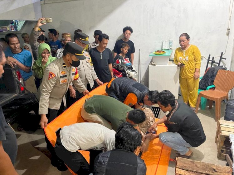 Petugas kepolisian ketika mengevakuasi jenazah Hasan ke RS M Hasan Bhayangkara Palembang. (dok. Polisi)