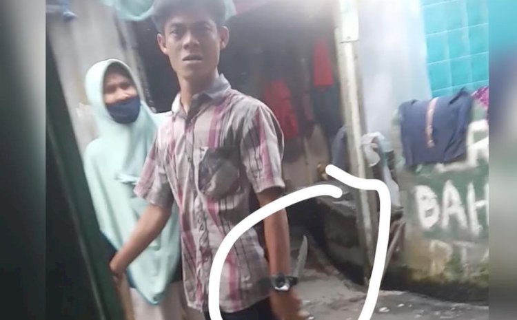 Pria membawa sajam viral mengancam seorang perempuan dengan pisau. (Tangkapan Layar Medsos)