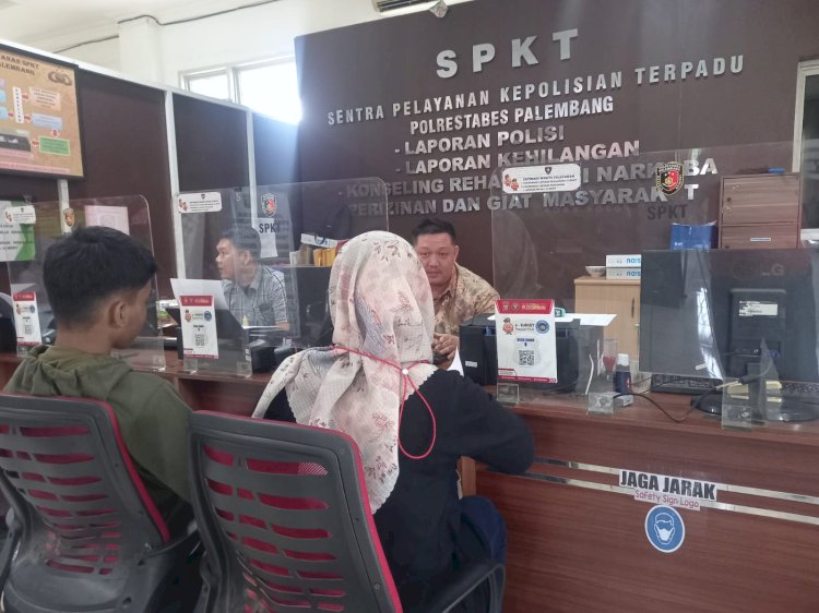 Korban Sri Hartati (43) saat membuat laporan di Polrestabes Palembang, Senin (25/12). (Denny Pratama/RMOLSumsel.id)