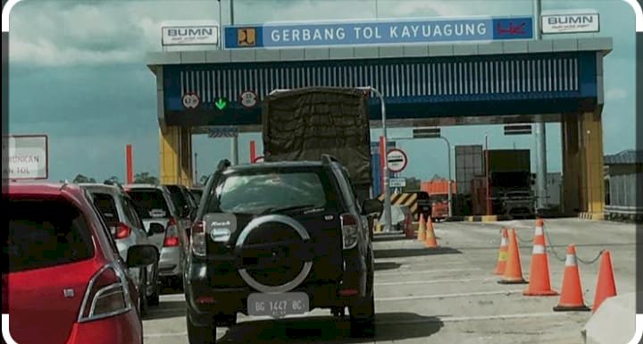 Kepadatan kendaraan di gerbang tol Kayuagung, OKI. (Hari Wijaya/RMOLSumsel.id)