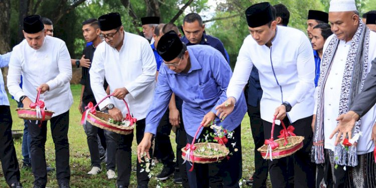 Ketua Umum Partai Demokrat, Agus Harimurti Yudhoyono, bersama Presiden ke-6 RI, Susilo Bambang Yudhoyono, dan jajaran Partai Demokrat ziarah ke kuburan massal korban tsunami Aceh/Ist
