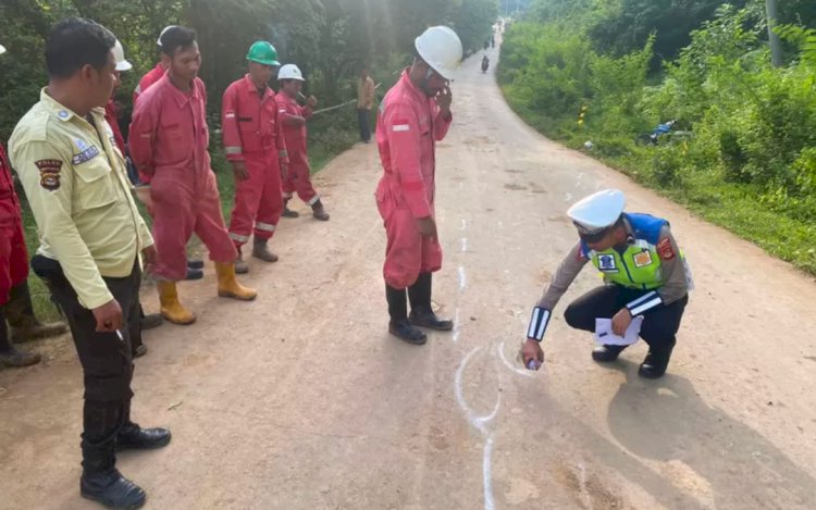 Polres PALI melakukan olah TKP kecelakaan yang melibatkan ketua KPU Lubuklinggau. Akibatnya, dua bocah perempuan tewas setelah motornya ditabrak. (dok. Polisi)