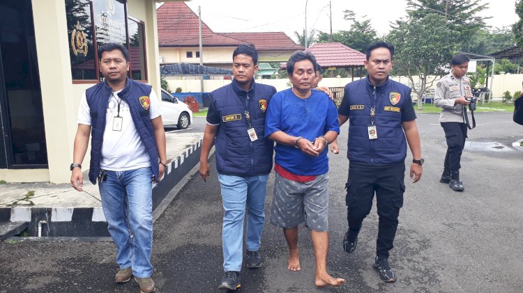 Tersangka Masuri saat dihadirkan dalam pres rilis. (Malik/RMOLSumsel.id)