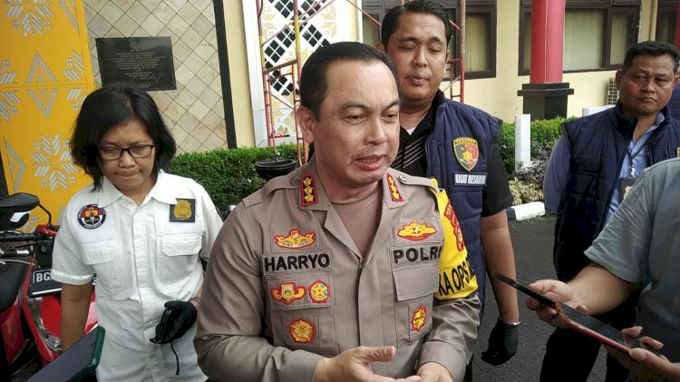 Kapolrestabes Palembang Kombes Pol Harryo Sugihhartono didampingi Kasi Humas Kompol Evi dan Kasat Reskrim AKBP Haris Dinzah. (Denny Pratama/RMOLSumsel.id)