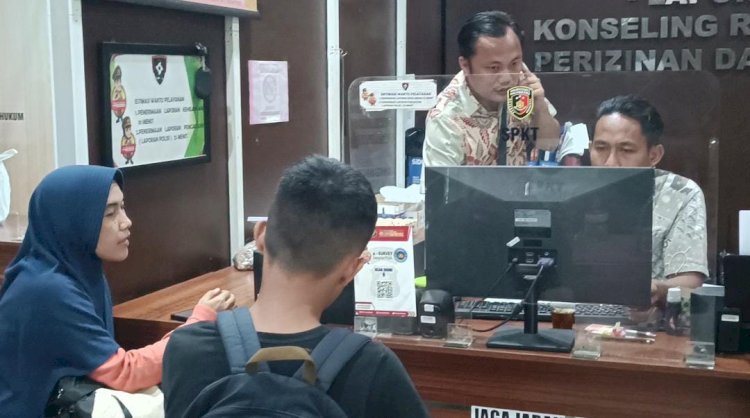 eorang ibu rumah tangga yakni Defi Agustini (39) mendatangi ruang pengaduan Sentra Pelayanan Kepolisian Terpadu (SPKT) Polrestabes Palembang/Foto: Deny Pratama