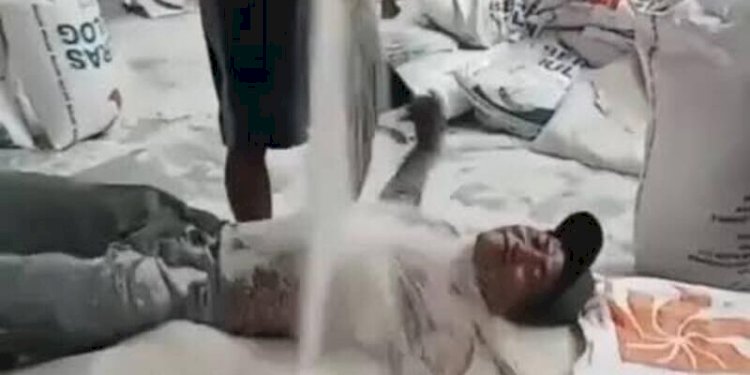 Cuplikan video yang menampilkan buruh lepas mandi di tumpukan beras Bulog/Net