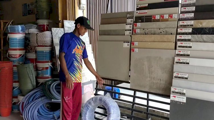 Pekerja toko bangunan menunjukkan tempat keramik pajangan yang digasak maling. (Fauzi/RMOLSumsel.id)