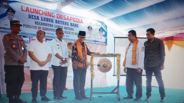 Pj Bupati OKU meresmikan Pelayanan Berbasis Digital di Desa Lubuk Batang Baru, Rabu (27/12). (Amizon/RMOLSumsel.id)