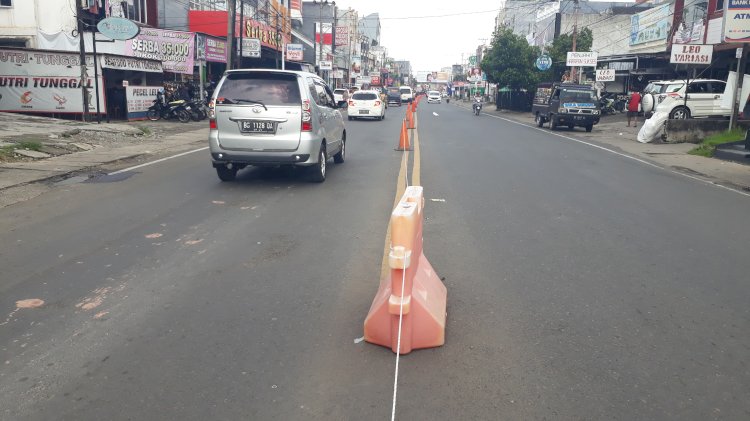 Traffic cone dipasang di Jalan Yos Sudarso untuk mengantisipasi terjadinya kemacetan didepan Lippo dan JM. (Malik/RMOLSumsel.id)