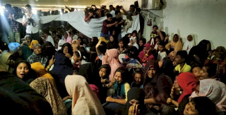 Isak tangis pengungsi Rohingya saat diserbu oleh massa di gedung BMA, Banda Aceh. Foto: Merza/RMOLAceh.