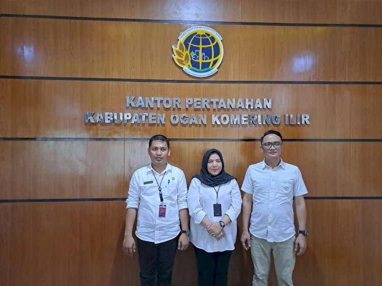 Kepala subbagian Tata Usaha BPN OKI R. Rizka Mardia (Tengah) bersama Kasi penetapan Hak dan Pendaftaran (Kanan) dan Kasi Survei dan Pemetaan (Kiri). (Hari Wijaya/RMOLSumsel.id)