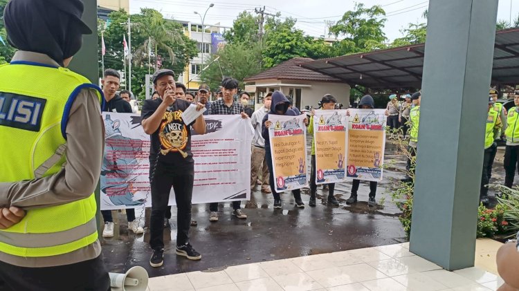  Puluhan massa yang tergabung dalam Koalisi Gerakan Aksi Mahasiswa dan Masyarakat Demokrasi Kemanusiaan saat melakukan aksi demo. (Handout/RMOLSumsel.id)