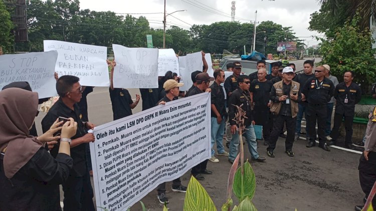 Puluhan masyarakat yang tergabung dalam LSM Gerakan Rakyat Peduli Keadilan (GRPK) RI melakukan aksi di depan Kantor Bupati Muara Enim (Noviansyah/rmolsumsel.id)